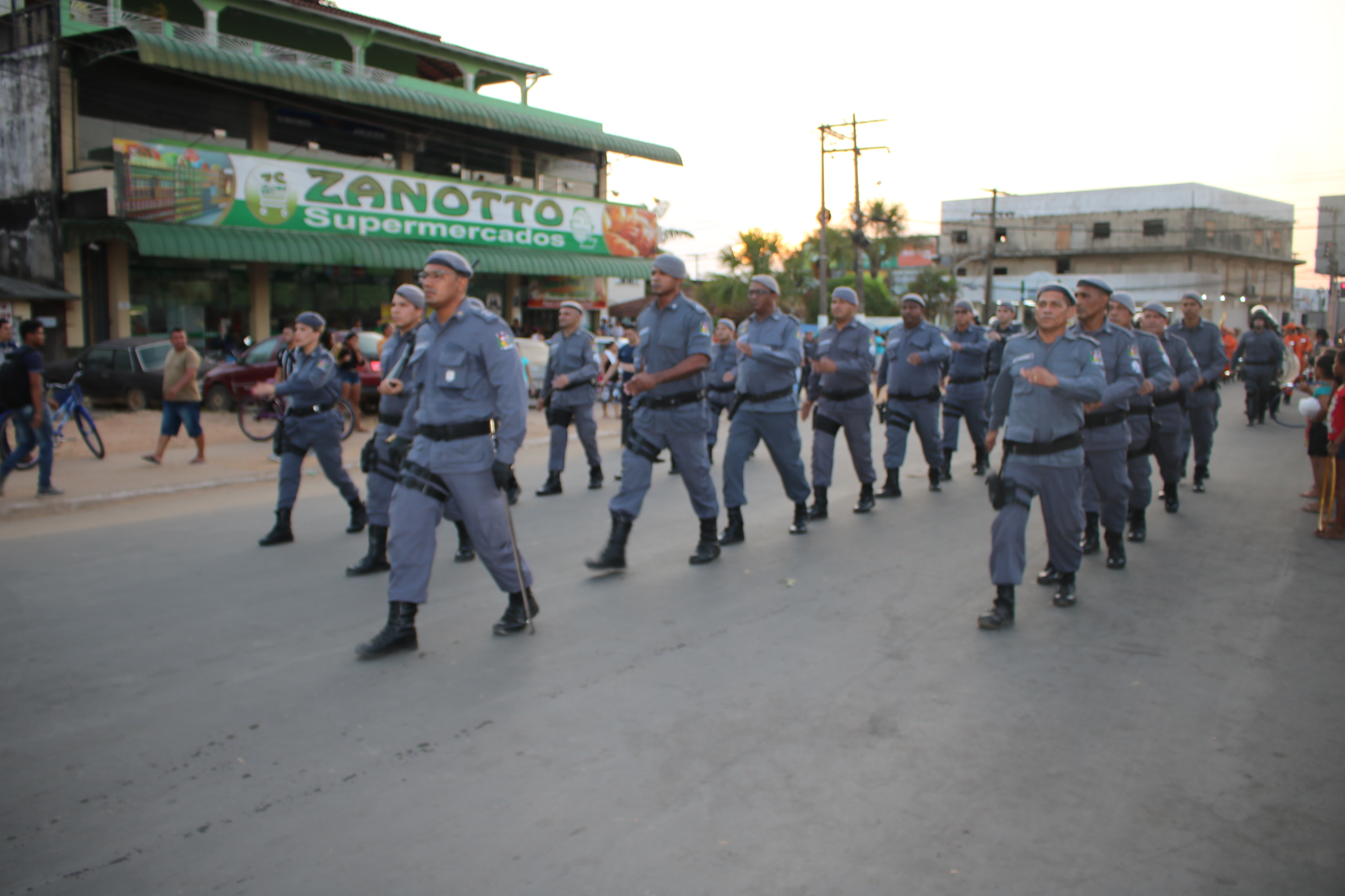 Militares e Usuários dos Serviços e Programas da Secretaria de Assistência Social fazem ensaio para o desfile cívico.
